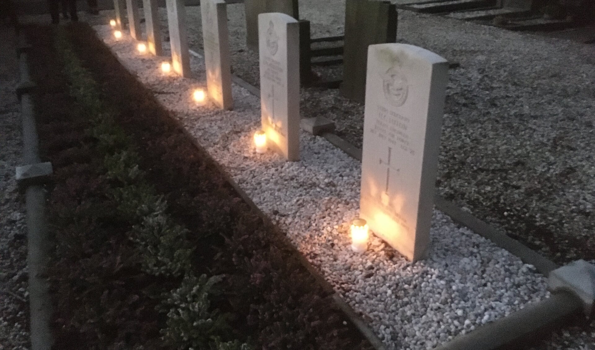 •Op Kerstavond werden in Papendrecht lichtjes gezet bij de graven van de Lancaster Popeye bemanning als dank voor hun bijdrage aan onze vrede.