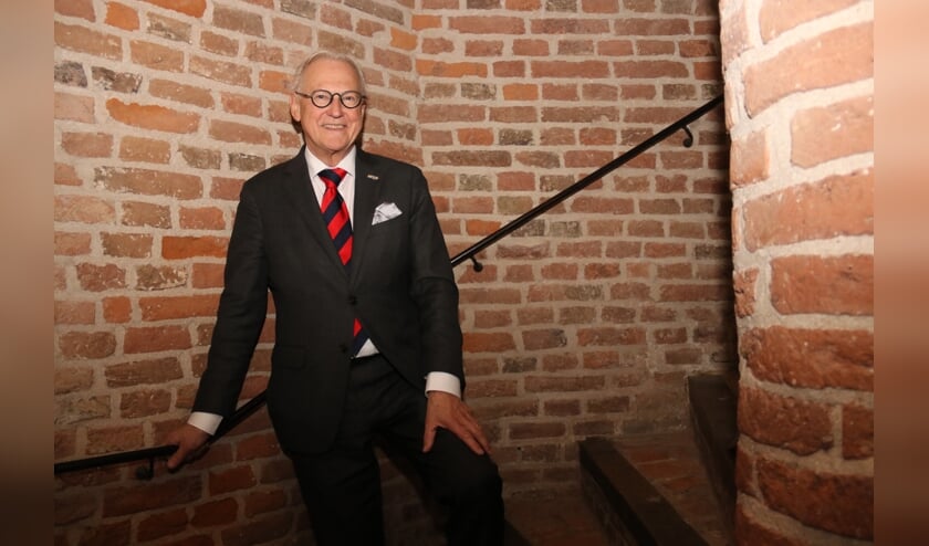 • Scheidend burgemeester Jan Pieter Lokker in het oude gedeelte van stadhuis Vianen.