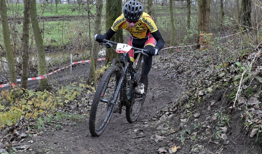 • Jesse Bikker solo op weg naar de overwinning.