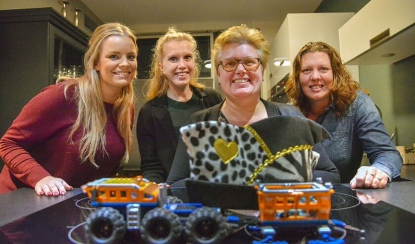 De leden van de wagenbouwcommissie van Les Femmes des Coeurs zijn dringend op zoek naar een praalwagen. (Foto: Paul van den Dungen)