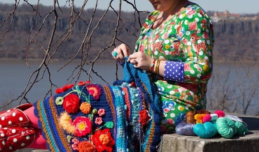 Ellen Deckers bezig met haar creatie