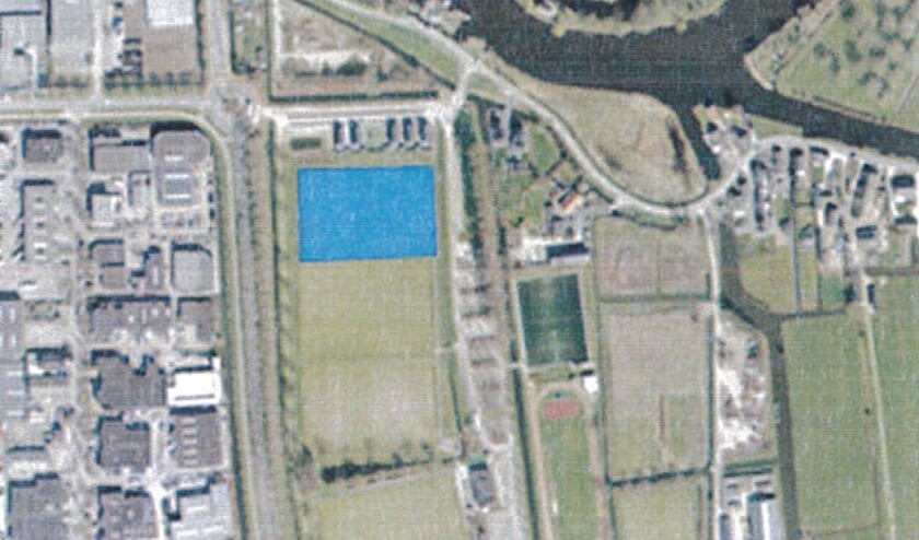 • De locatie langs de Vinkenpolderweg waar de camperplaats gaat komen.