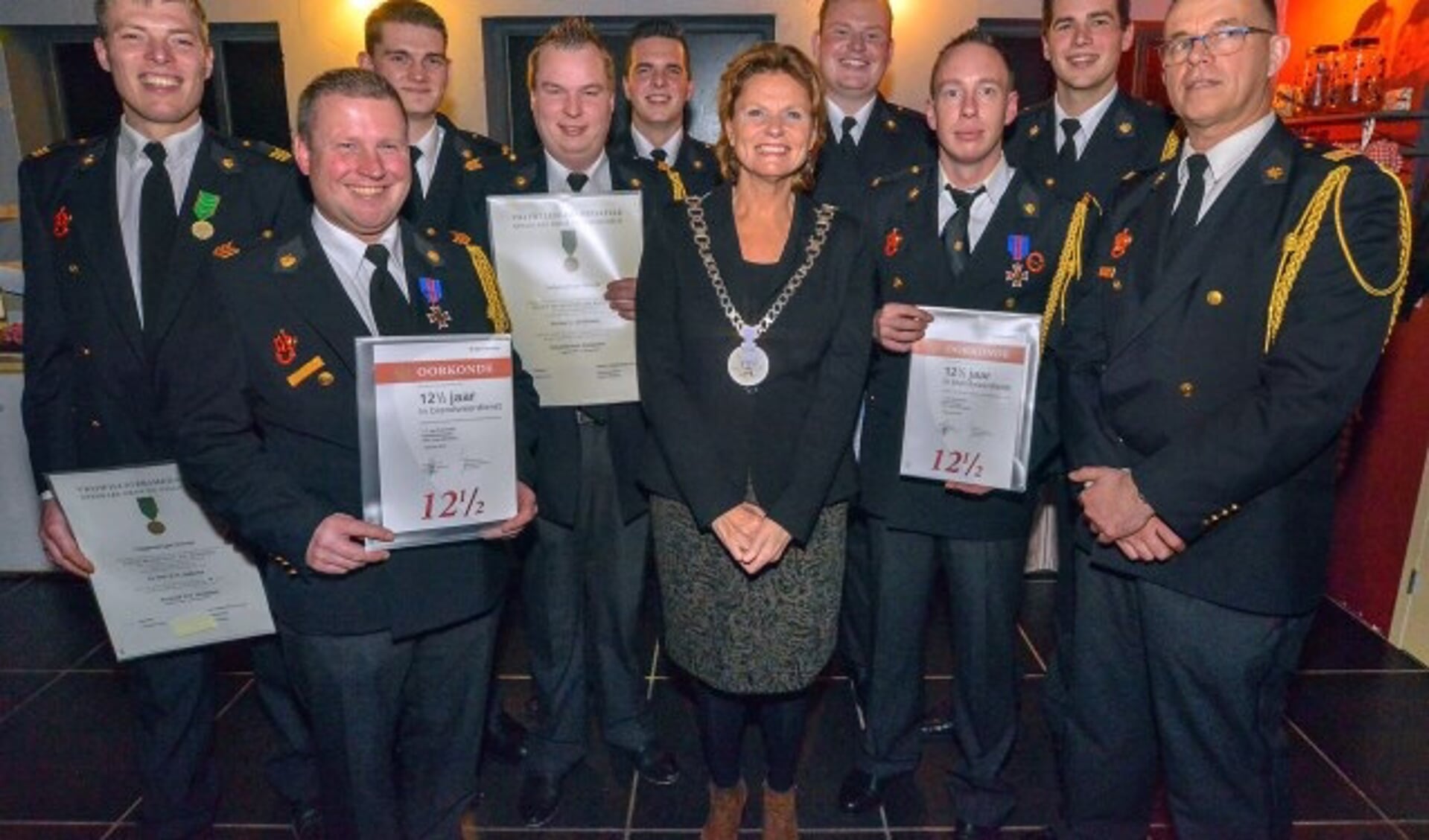Tijdens de jaarlijkse Korpsavond  van de brandweer Montfoort werden door burgemeester Petra van Hartskamp diploma's uitgereikt en jubilarissen gehuldigd. (Foto: Paul van den Dungen)