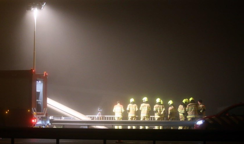 • De bruggen over de Waal (A2 en spoor) waren tijdelijk afgesloten in verband met de aanvaring.