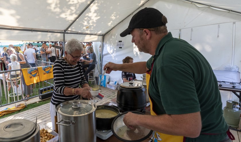 • Wethouder De Vreede noemt het Soepenfestival in Alem als een voorbeeld van een evenement dat in aanmerking zou komen voor het niet betalen van leges voor het evenement. De subsidie geldt niet voor de drank- en horecavergunning.