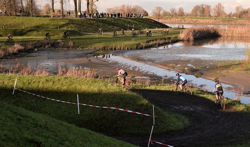 • Mooie blik op het omvangrijke peloton B-rijders.