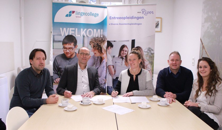 • V.l.n.r. Dirk van Oosteren (Lingecollege), Peter Schaap (Lingecollege), Josje Verhoeven (ROC Rivor), Frank Arnoldus (ROC Rivor) en Mariëlle Konings (ROC Rivor).