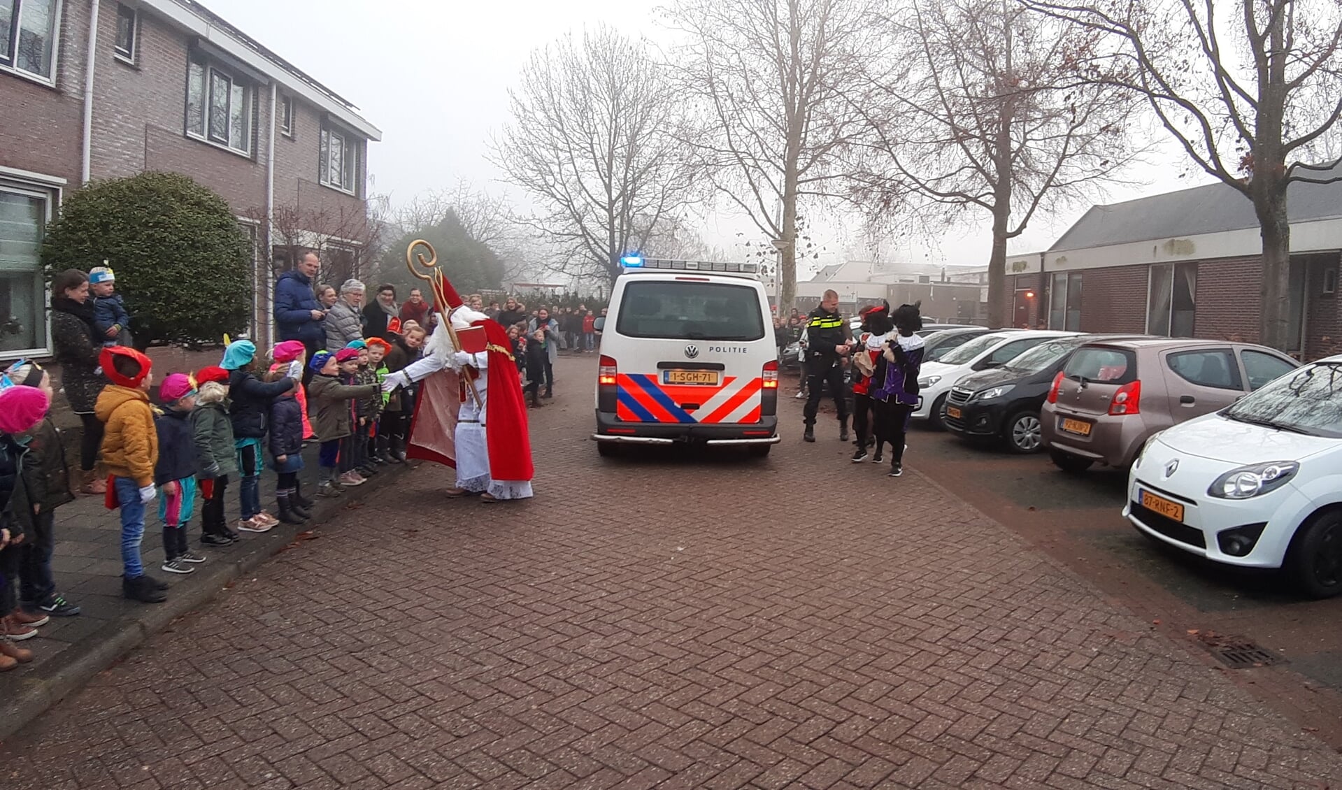 De Sint komt aan met de politiebus van Gerjan Bloemendal bij basisschool het Fundament te Nieuwland 