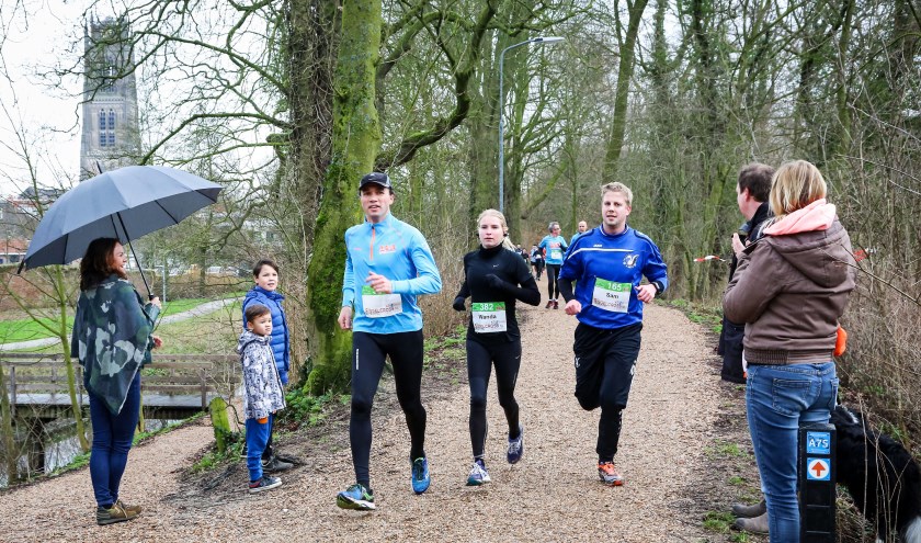 • De Singelcross gaat over de stadswallen van Zaltbommel.