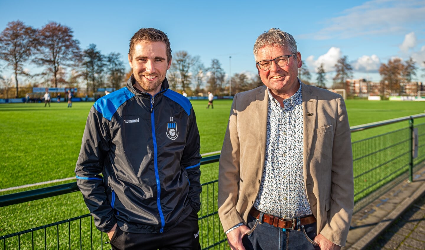 • Dieks Potuyt is benoemd tot erelid van vv Bergambacht. De oud-voetballer, vrijwilliger en vice-voorzitter wordt geflankeerd door zijn jongste zoon Jordy.