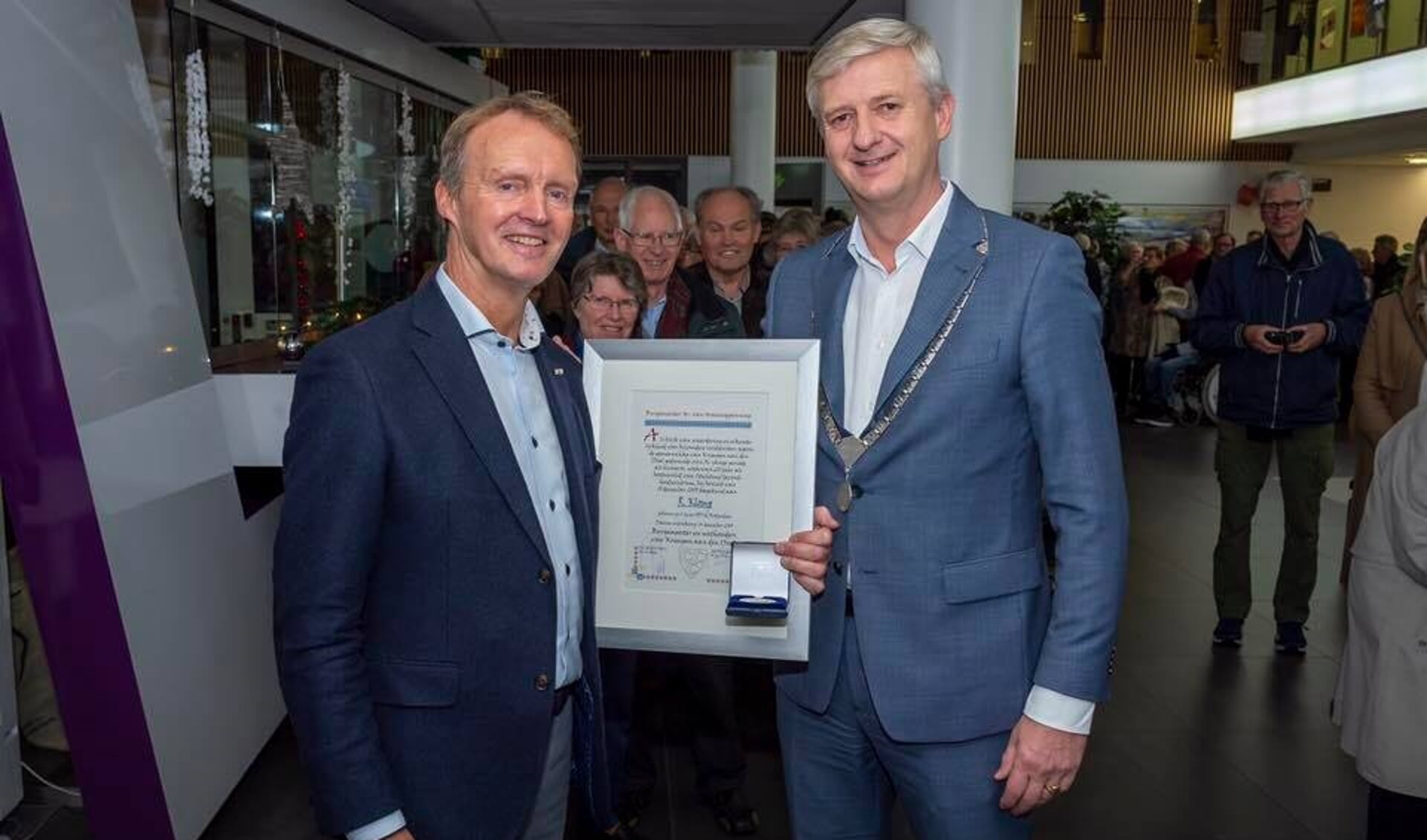• Huisarts Ruud Klomp (links) ontving in het Gezondheidscentrum Krimpen uit handen van loco-burgemeester Anthon Timm de W. van Waningpenning.  