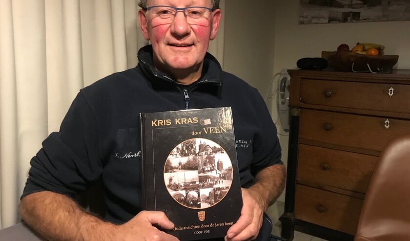 Goof Vos met zijn boek 'Kris Kras door Veen'.