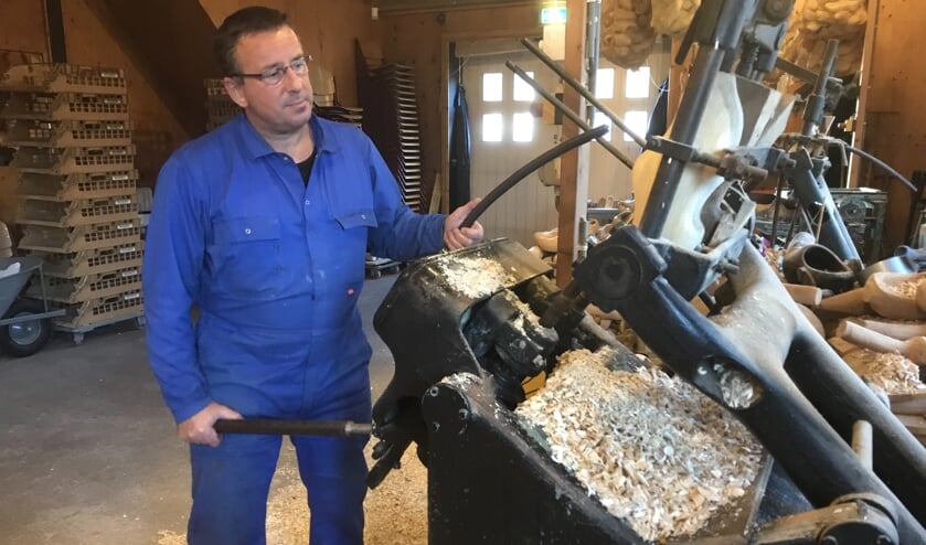 Peter den Dekker in zijn klompenmaker aan de Korn in Dussen.