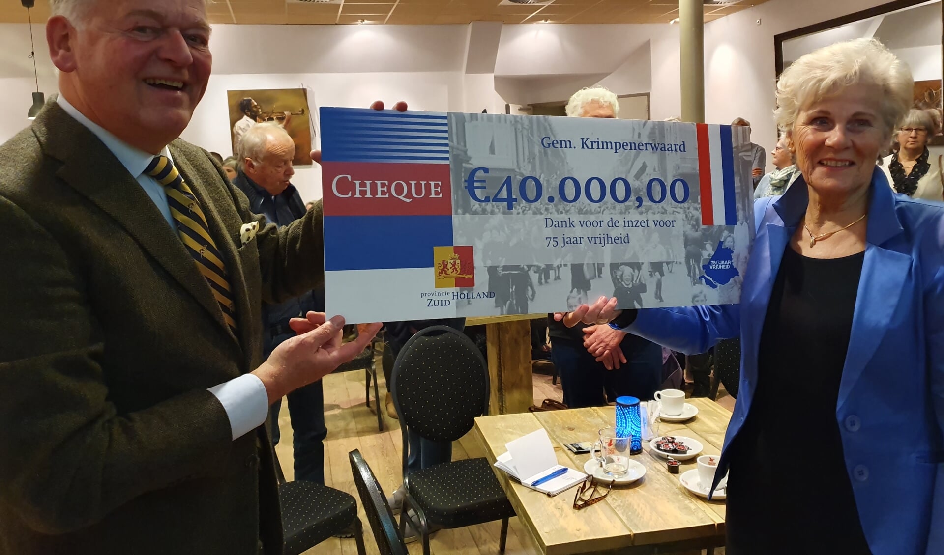 • Burgemeester Roel Cazemier en Stien van den Berg met de cheque van de provincie.
