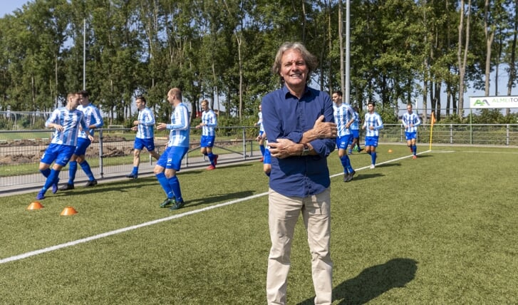 • Almkerk-trainer Ad van Seeters.