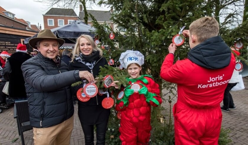 Burgemeester Beenakker, initiatiefneemster Sandra en Flipje bij de -boom, met de rode overall één van de Joris-Angels. (foto: Jan Bouwhuis)