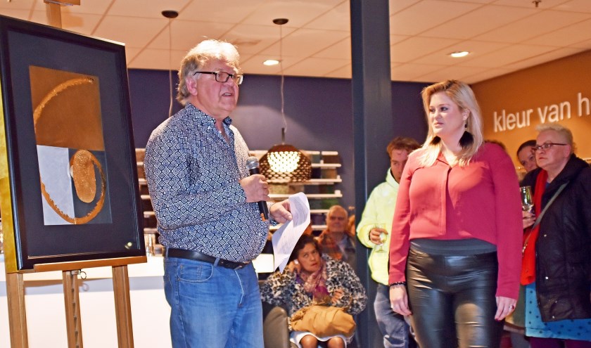 • Uit handen van Gerard Akerboom kreeg Aura Kuipers de eerste prijs. 