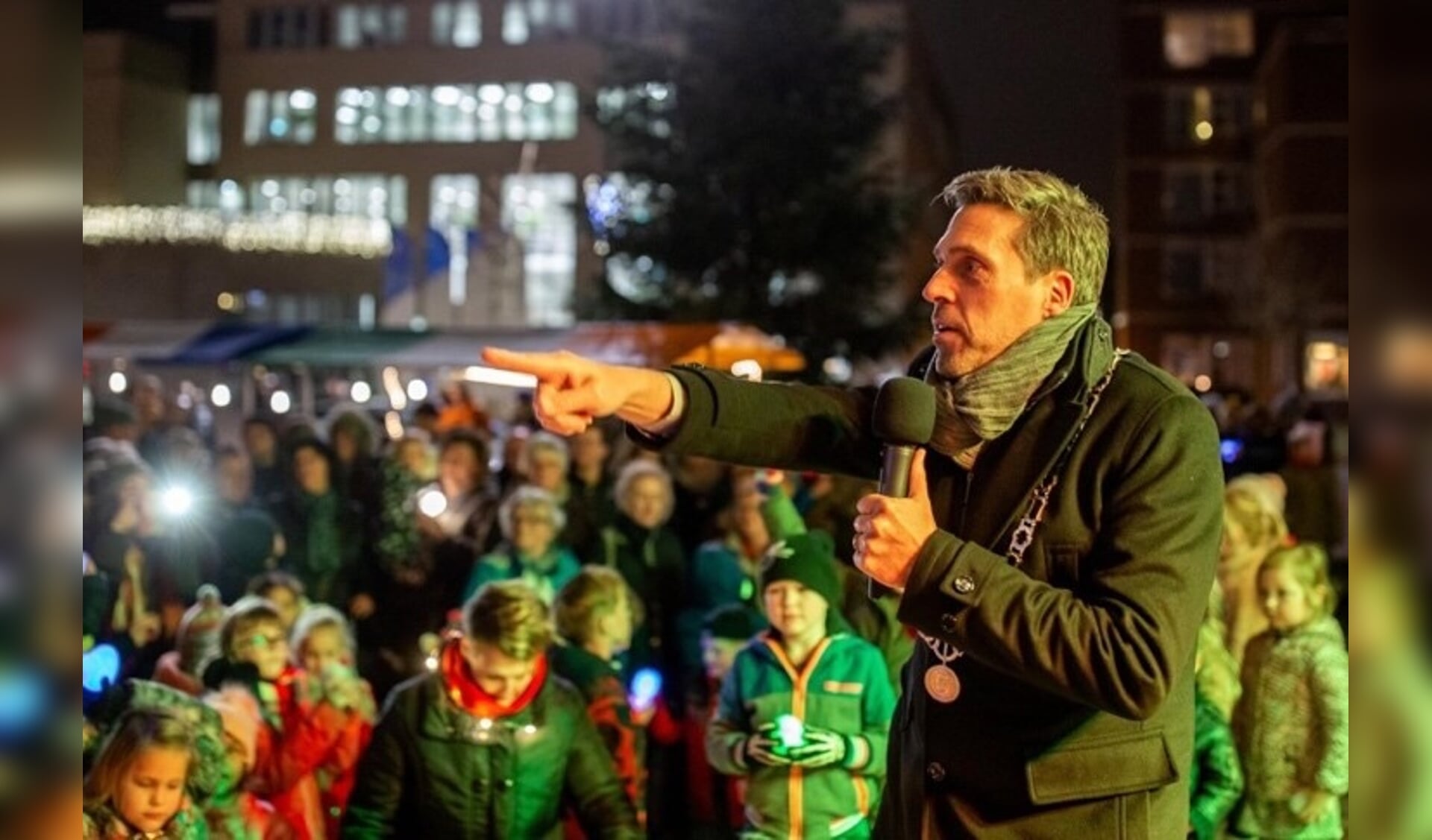 • Burgemeester Moerkerke vorig jaar tijdens het ontsteken van de kerstboom. 
