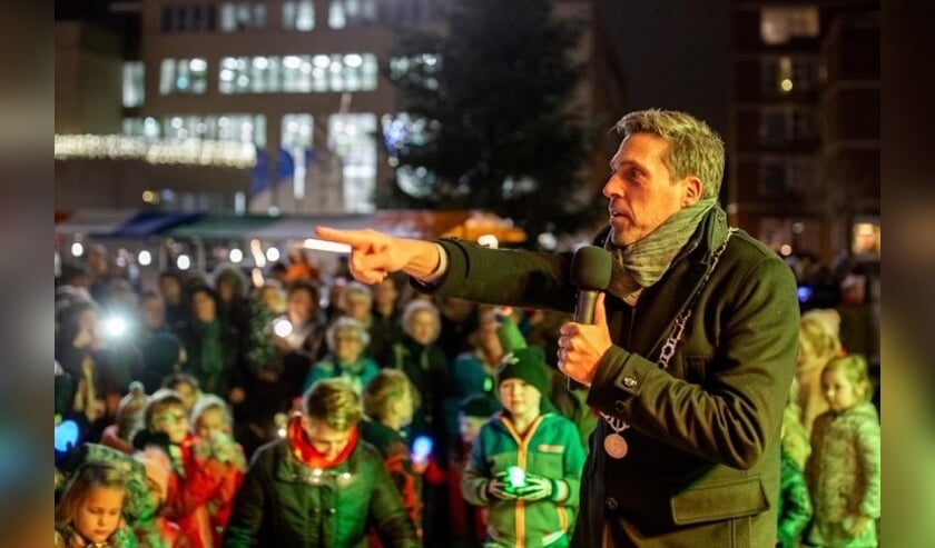 • Burgemeester Moerkerke vorig jaar tijdens het ontsteken van de kerstboom.