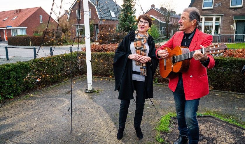 • Oud-burgemeester Loes van Ruijven van Lingewaal stak de lichtjes aan in alle kerstbomen van de voormalige gemeente Lingewaal.