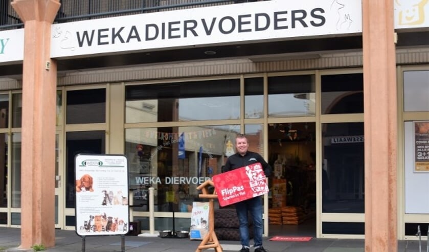 Steve van Dijl met zijn winkel Weka diervoeders in het winkelcentrum van Passewaaij. (foto: Janet Kooren)  
