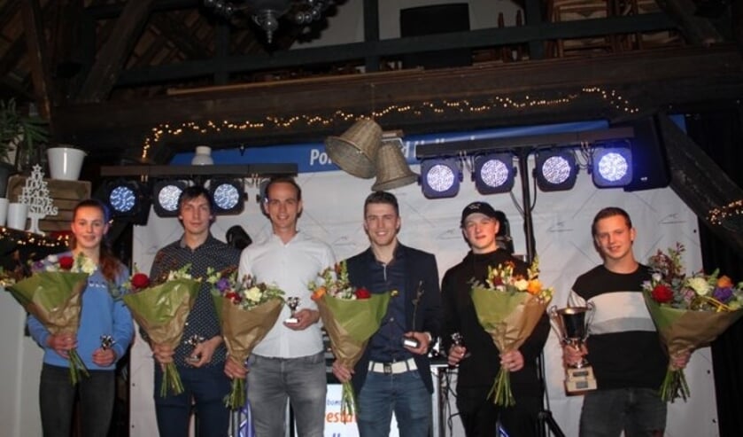 Springer van het Jaar Wilco van Amerongen op het podium met de andere tijdens de feestavond gehuldigde prijswinnaars. (Foto: Annie van der Geer)
