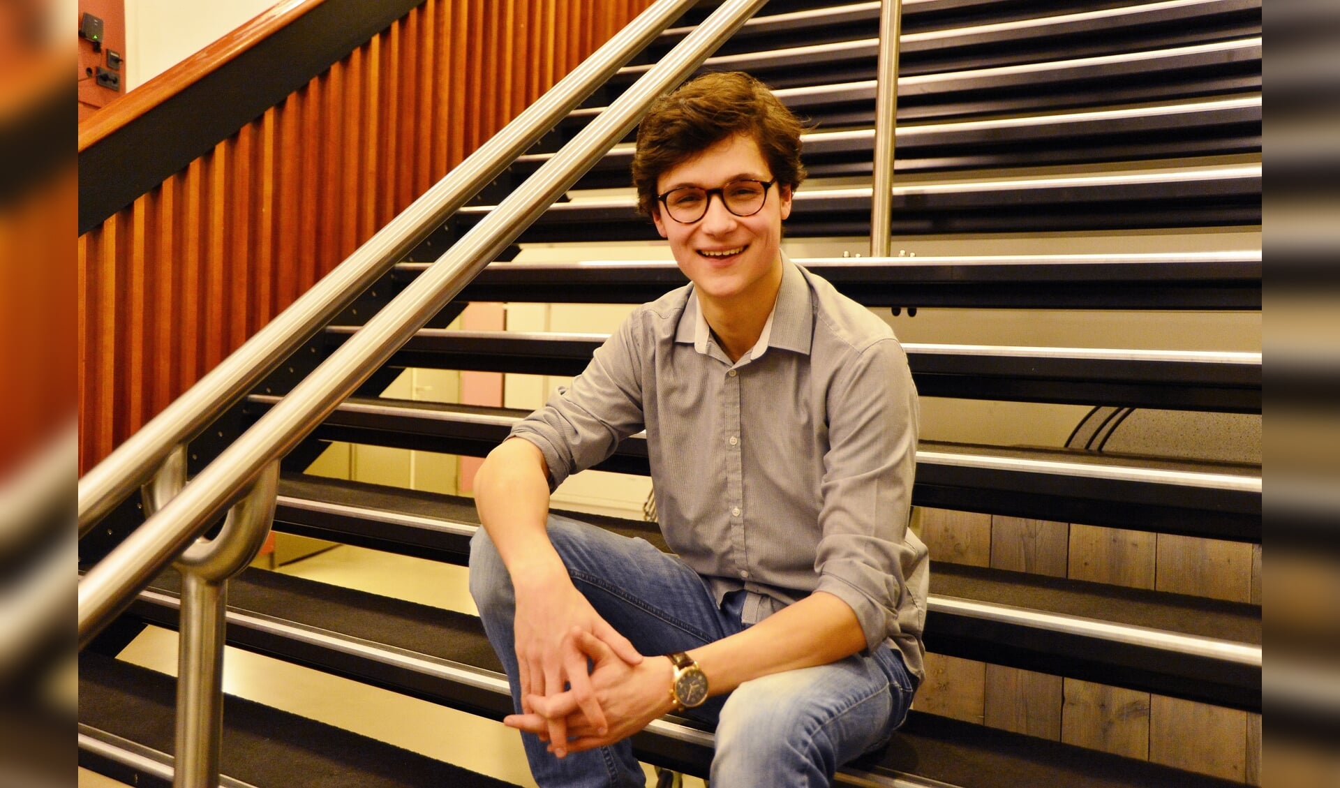 • Dennis van Aarssen op de trappen van Landvast.