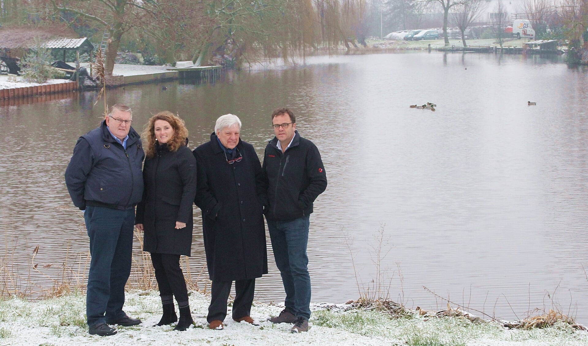 • Het gondelvaartcomité nabij Oosteinde 42, met v.l.n.r. Jan van Steenis, Linda Maat, Arie den Boer en Ap Kremer.