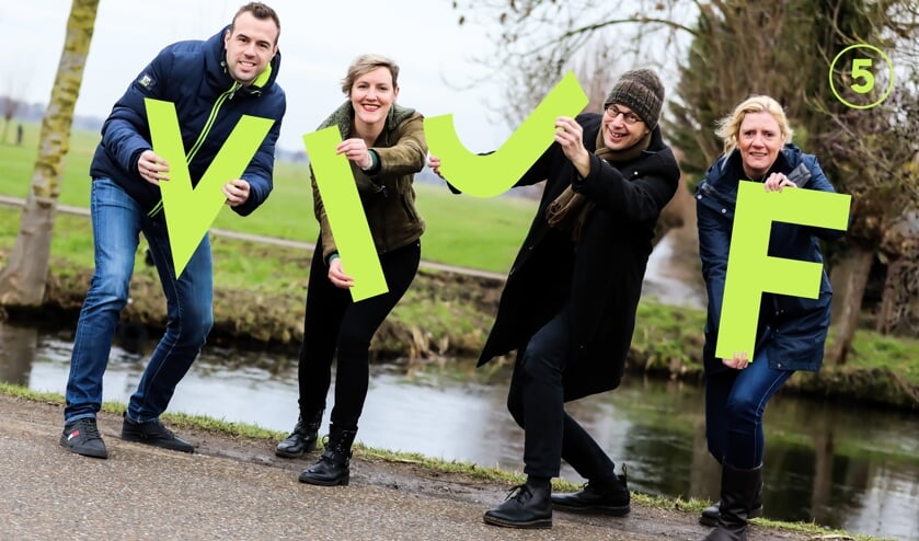 Max Broekhoff, Marijke Verhoef, Geurt Mouthaan en Jolanda Smit van Kontakt Mediapartners presenteren het logo van VIJF.