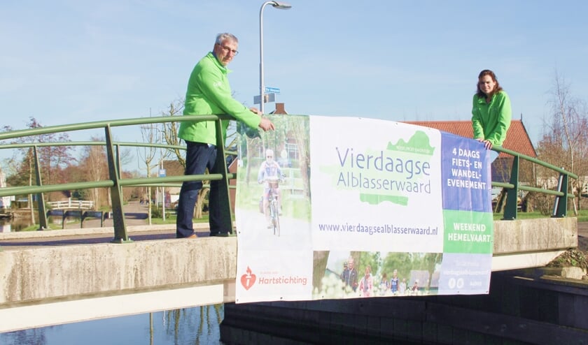 Theo van der Ham en Mariëlle de Bruijn bij een spandoek van de Vierdaagse.