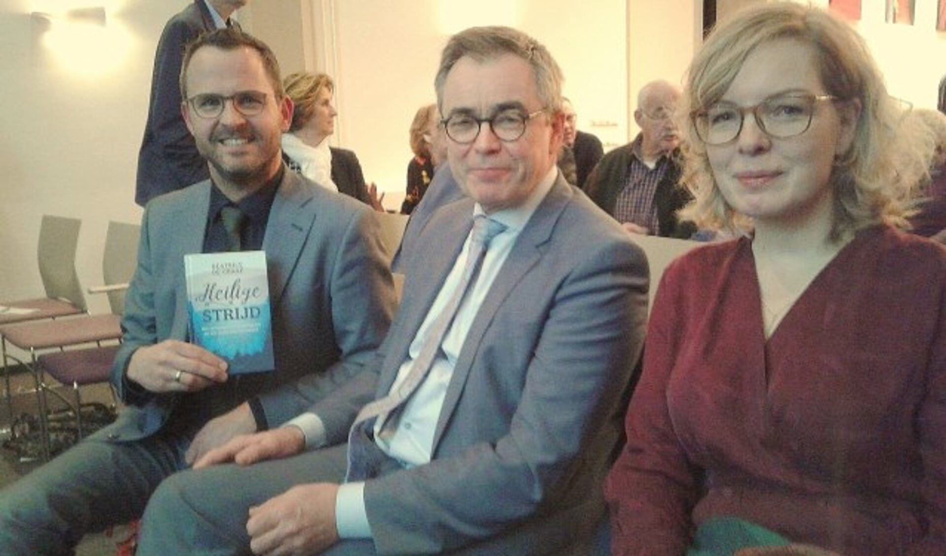 De sprekers burgemeester Laurens de Graaf, burgemeester van Haarlem Jos Wienen en  Beatrice de Graaf. (Foto: Rinus Verweij)