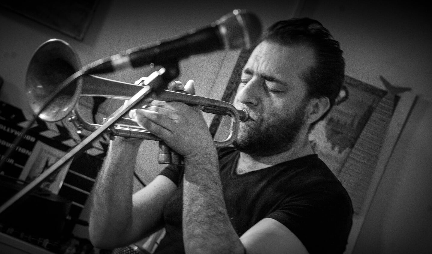 Trompettist Dominic Ntoumos speelt in het Pakhuis