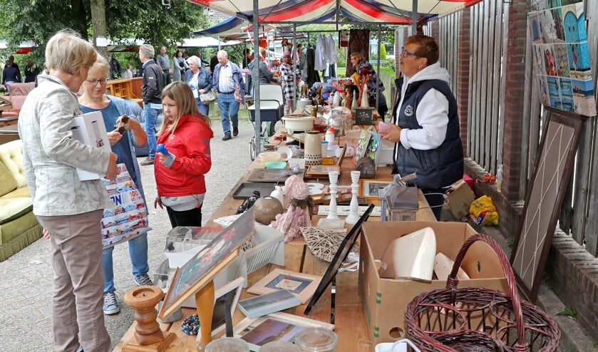• Archieffoto van de rommelmarkt van Meerkerk.