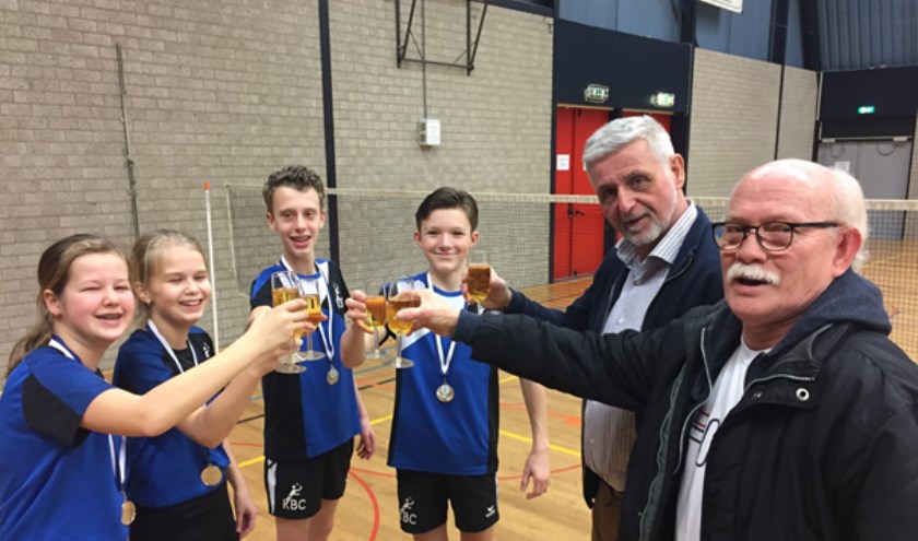 • Maud, Inge, Sam, Devi en trainers Johan en John toosten op het kampioenschap.