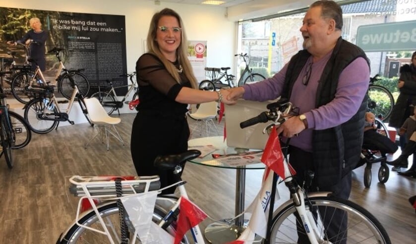 De introductie werd feestelijk afgesloten met het verloten van een gratis e-bike. In Tiel was M.M. Puts de gelukkige winnaar. (Foto: Wouter van Middendorp)