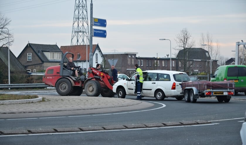 • Een van de voertuigen wordt door een shovel weggehaald.