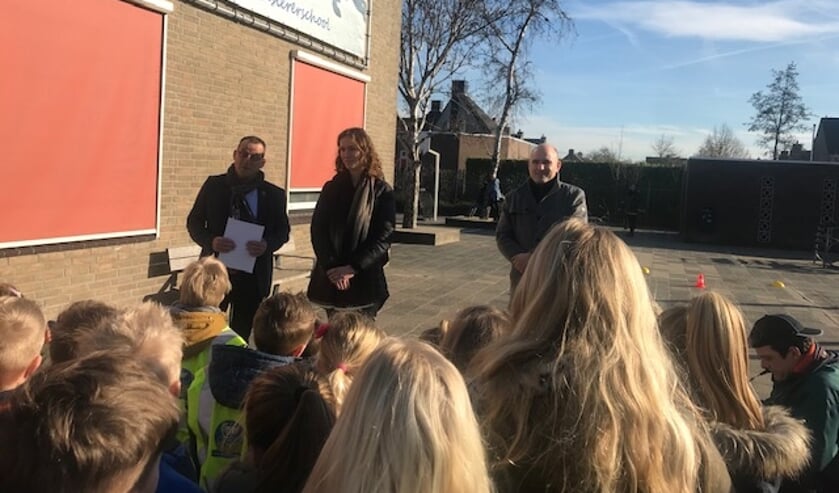 • Wethouder Johan Quik in gesprek met kinderen over verkeersveiligheid.