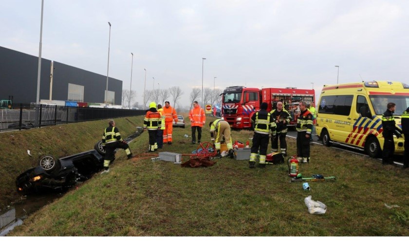 • De auto van de vrouw raakte door nog onbekende oorzaak van de weg, bij de afrit Velddriel.