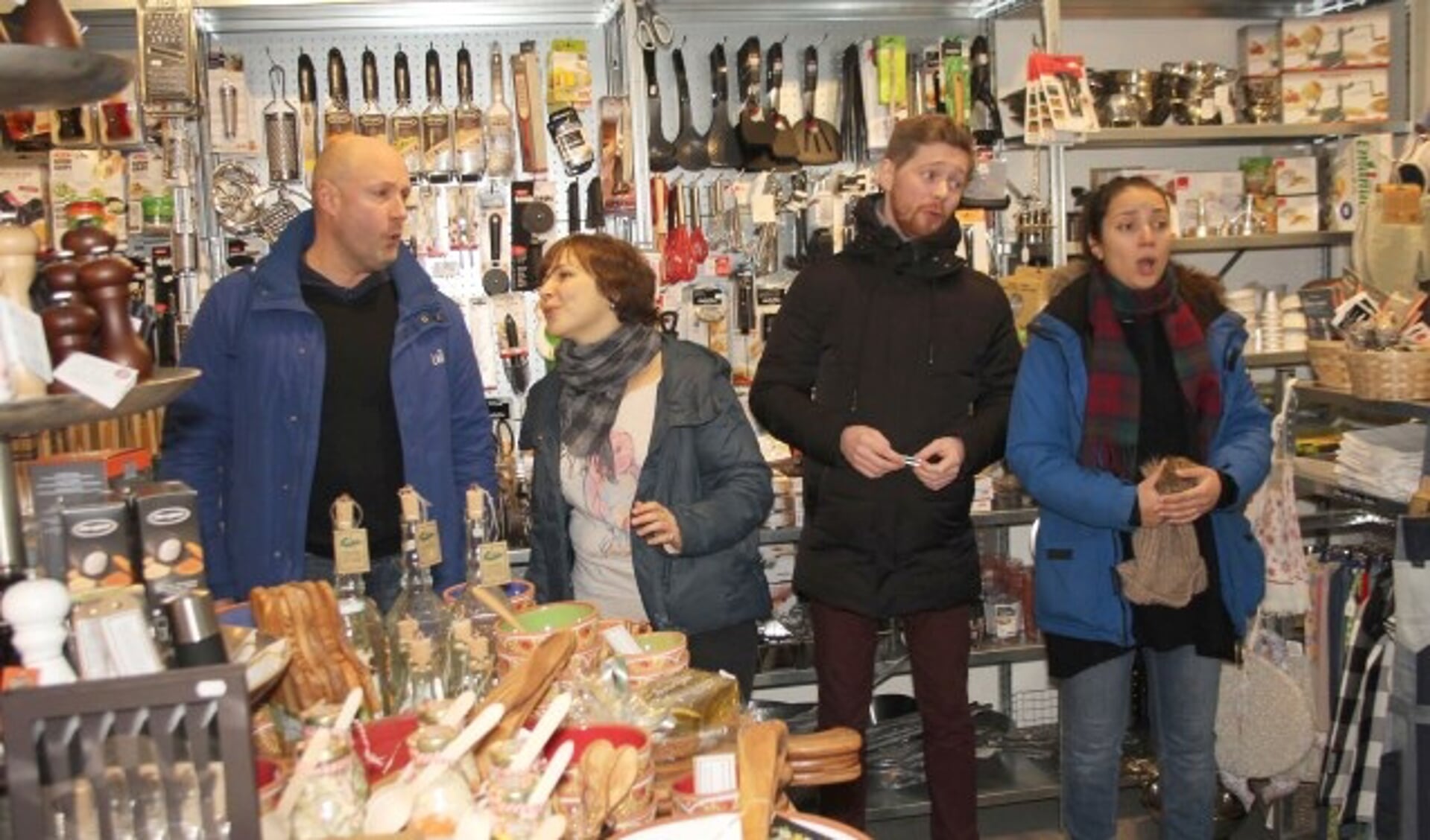 ChoRuss verruilde voor de promotietour de concertpodia even voor de niet alledaagse omgeving van diverse IJsselsteinse winkels. Maar ook daar klonk hun gezang hemels. (Foto: Lysette Verwegen)