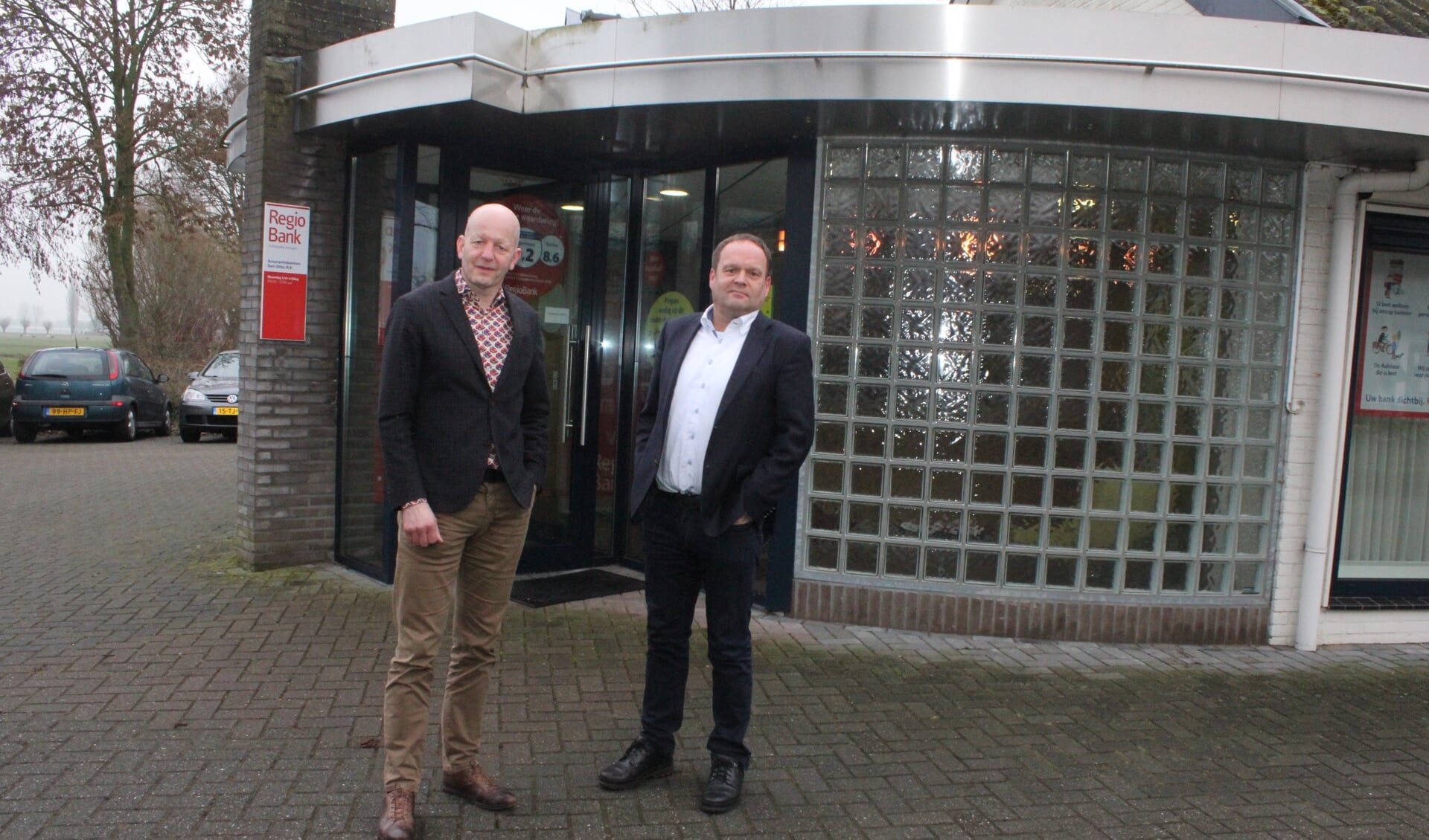 • René den Otter (links) en Robert Maas bij het kantoor in Bruchem.