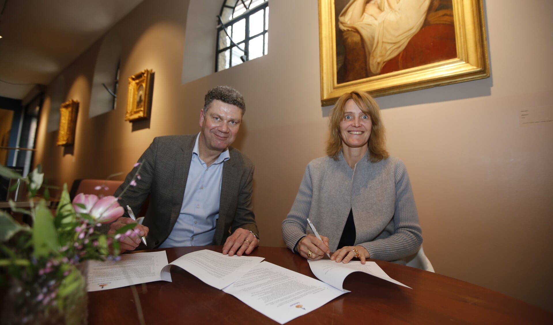• Het sponsorcontact getekend, met René Kerstens, directievoorzitter van Rabobank Drechtsteden. Rechts op de foto Patricia de Weichs de Wenne, zakelijk directeur Dordrechts Museum.