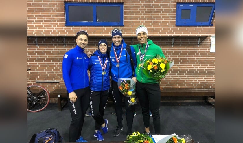 • Aron Romeijn (tweede van rechts) na afloop van de huldiging.