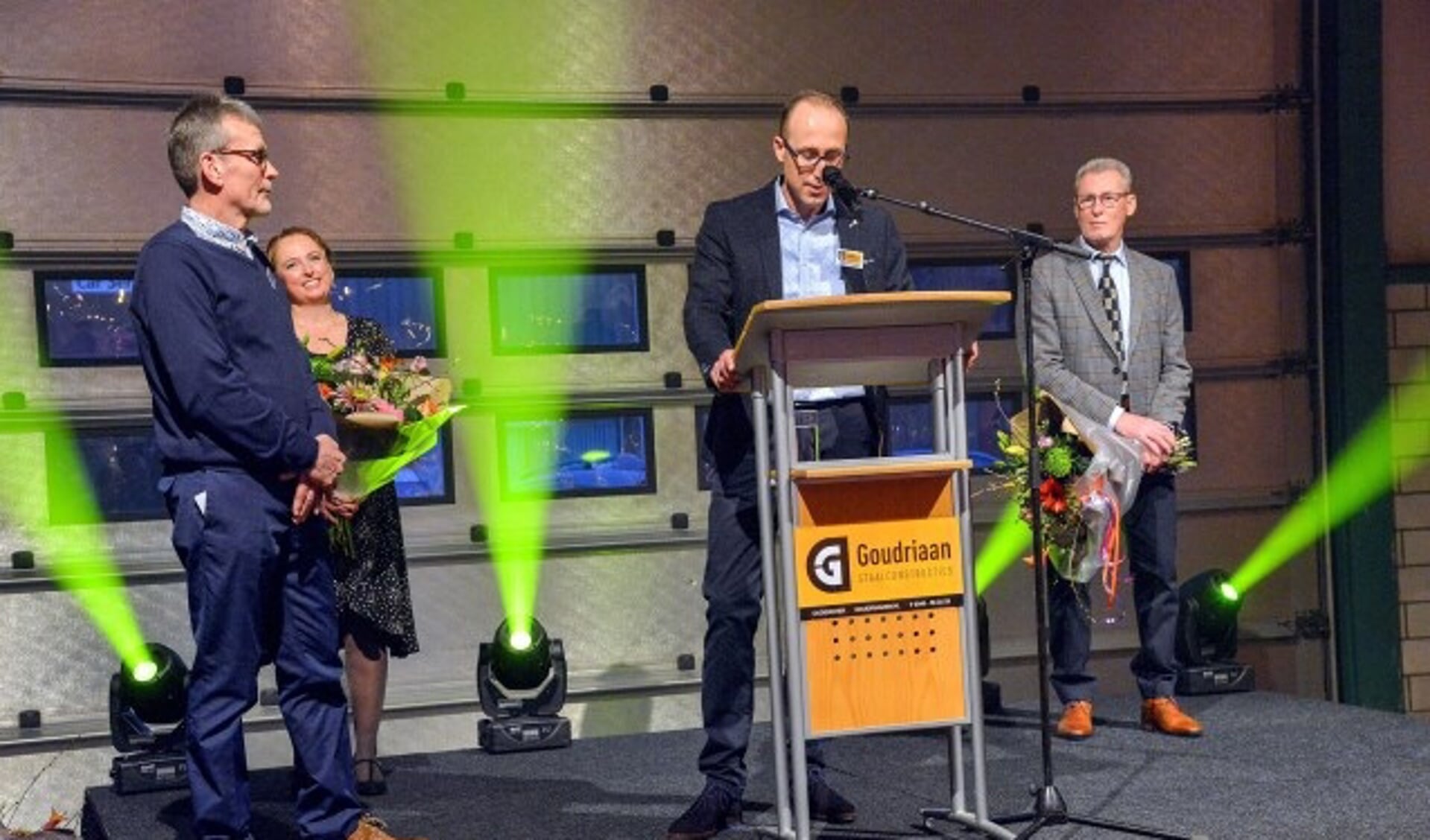 Tijdens zijn toespraak huldigde Johan Goudriaan Hans van Ingen (links) voor zijn 40-jarig dienstverband bij Goudriaan Staal. Achter hen kijken Linda en Gert Goudriaan toe. (Foto: Paul van den Dungen)