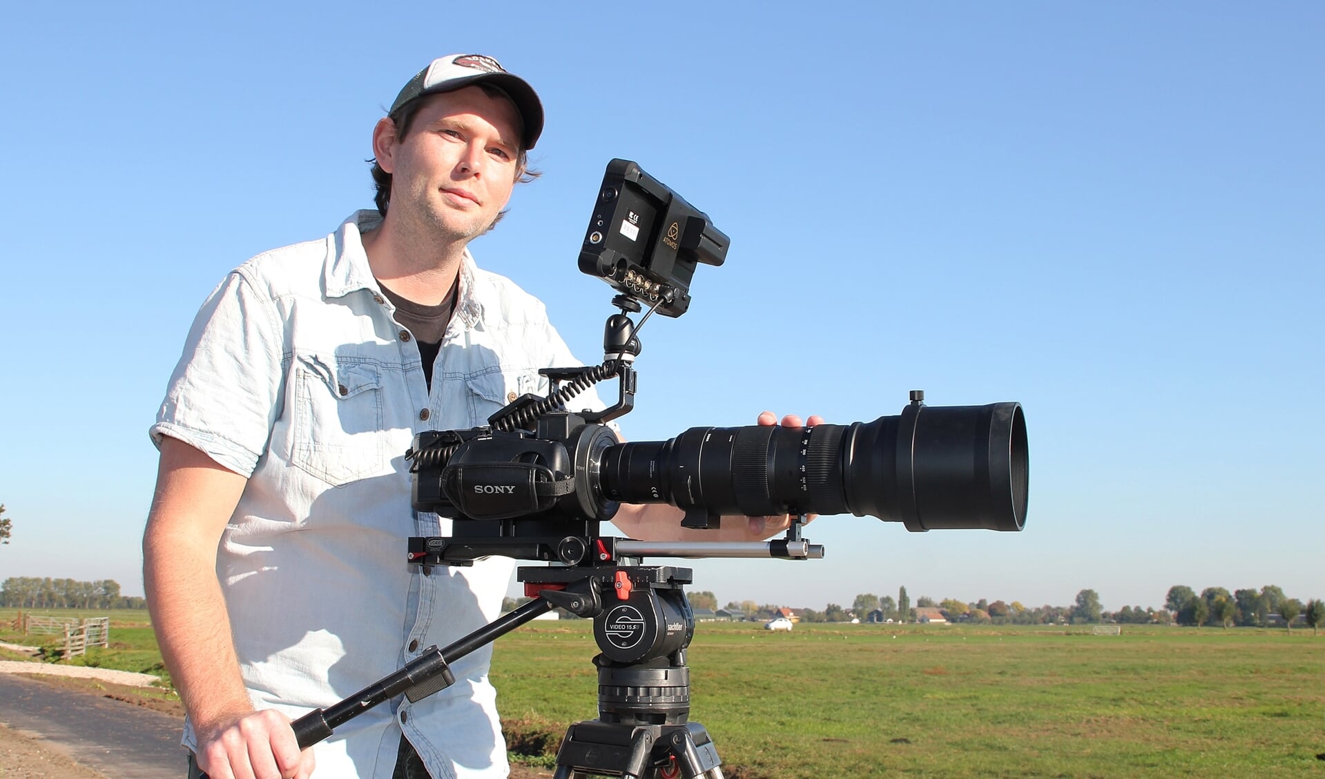 • Stijn Philips in de polder van Giessenburg.