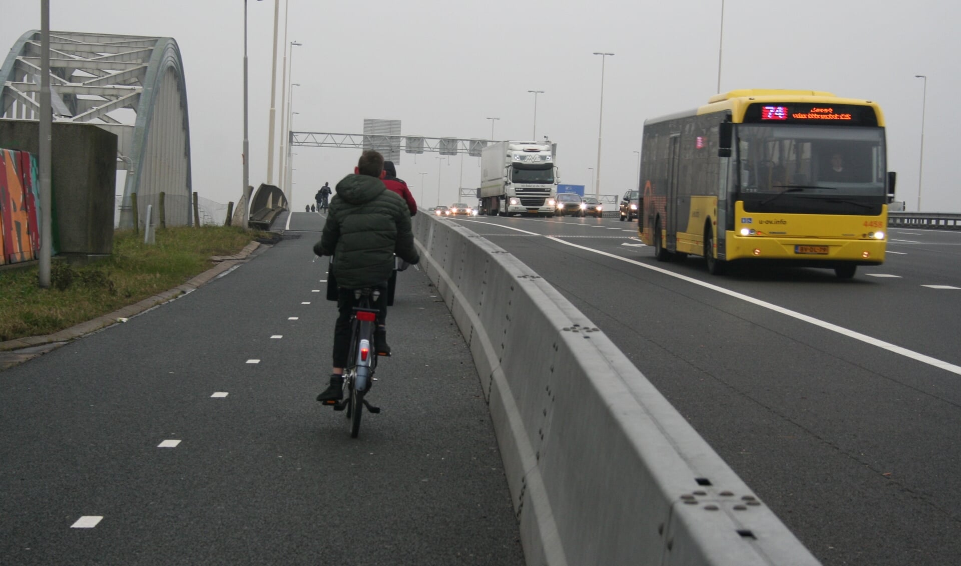 • Er bestaan zorgen over de fietsveiligheid op de Jan Blankenbrug. 