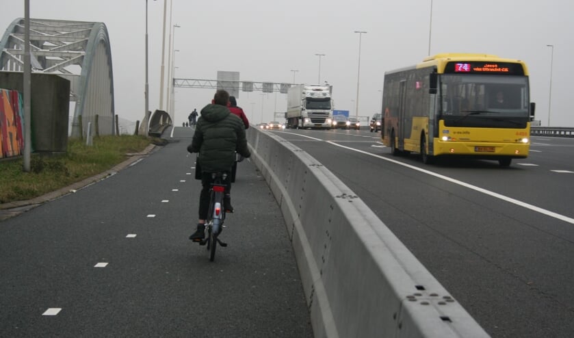 • Er bestaan zorgen over de fietsveiligheid op de Jan Blankenbrug.