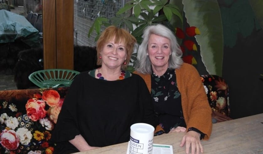 Truus (l) en Marjo, ze zagen het project "Gluren bij de Buren" voorbij komen op facebook, vonden het een leuk idee en doen voor de 2e keer mee.