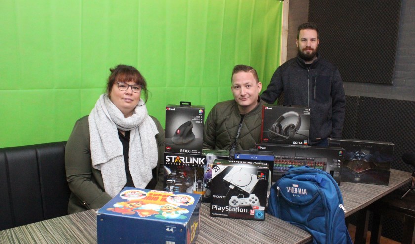 • Rowdy Oomen met twee game-collega's in de studio.