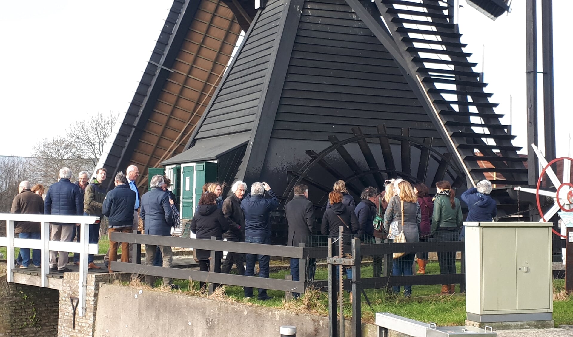 • De ambtenaren bij molen Ter Leede. 