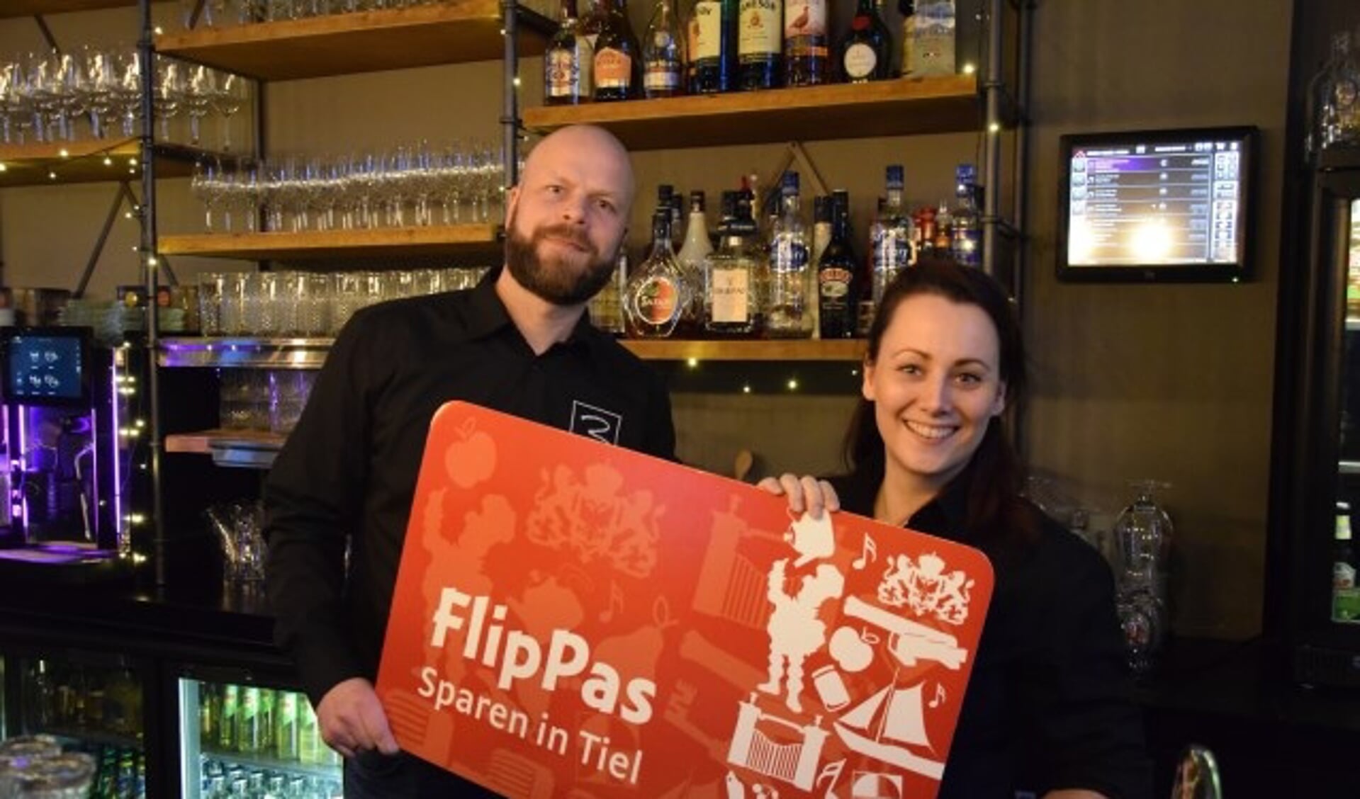 Steffen Boskma en Elkie Broers tonen trots de FlipPas. Ook de 3 Zussen en Tres Tapas doen nu mee. (Foto: Janet Kooren)
